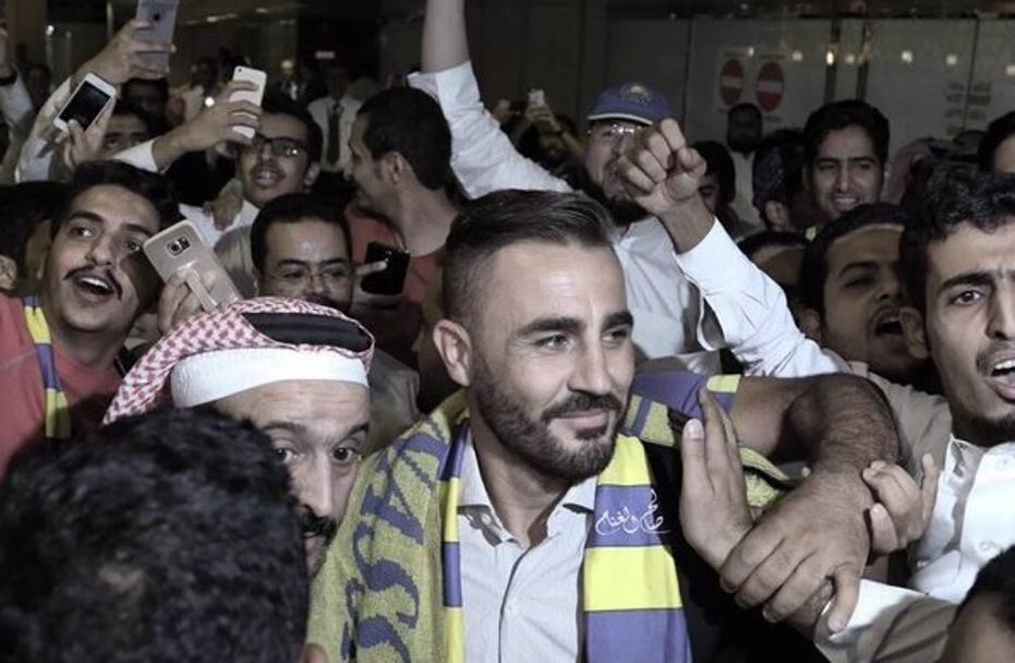 Il ritorno in panchina di Fabio Cannavaro  accolto da una folla che in Arabia Saudita, per il calcio, non conosce precedenti: centinaia di tifosi impazziti hanno abbracciato nel pomeriggio l&#39;ex difensore della Nazionale al suo arrivo in occasione della presentazione come nuovo allenatore dell&#39;Al Nassr di Riad.